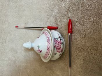 Petit pot en porcelaine à fleurs avec couvercle