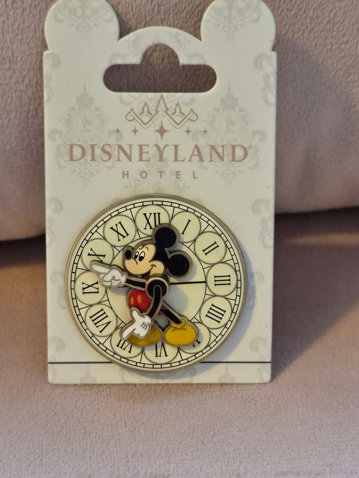 Pins horloge disney grand hôtel neuf