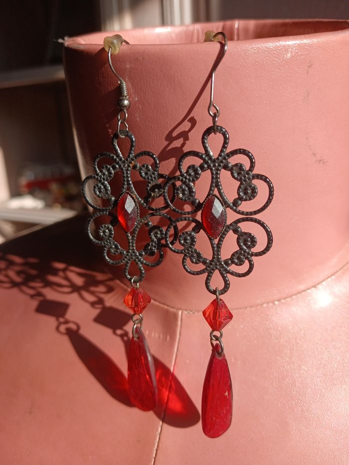 Boucles d'oreilles pendantes gris et rouge - photo numéro 2