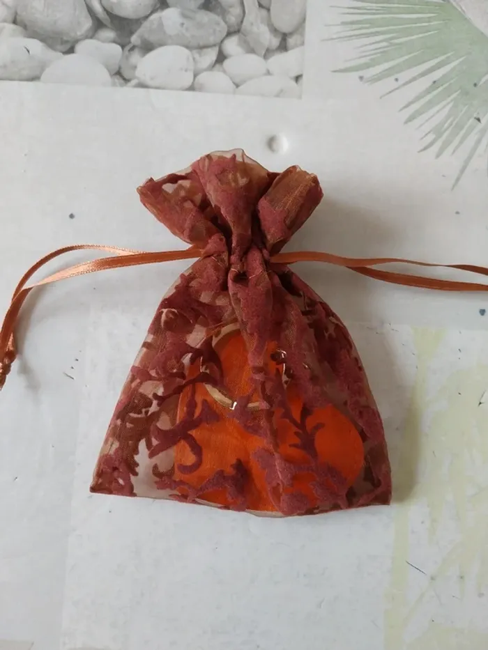 Joli porte clé en cuir cœur orange et son pochon NEUF - photo numéro 4