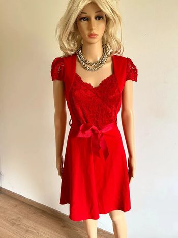 Robe rouge neuve à manches courtes avec dentelle Morgan taille 40 (valeur 55€)