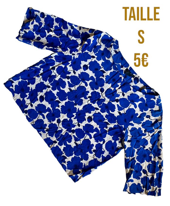 Haut crop fleuri bleu et blanc crème manches 3/4 H&M taille S très bon état - photo numéro 1