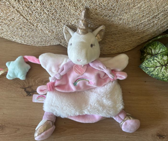 Doudou marionnette licorne rose blanc arc en ciel happy doudou et compagnie