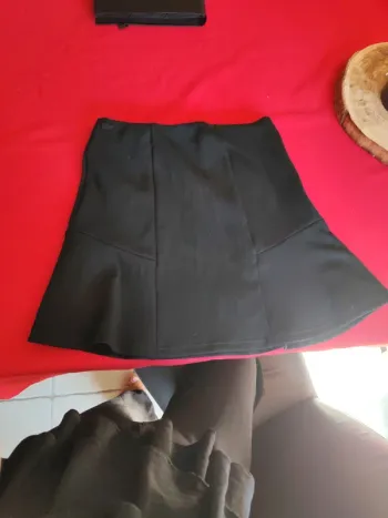 Jupe mi saison taille 36 lacoste