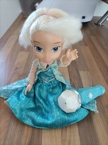 Poupée Elsa 33 cm qui étincelle et micro pour chanter