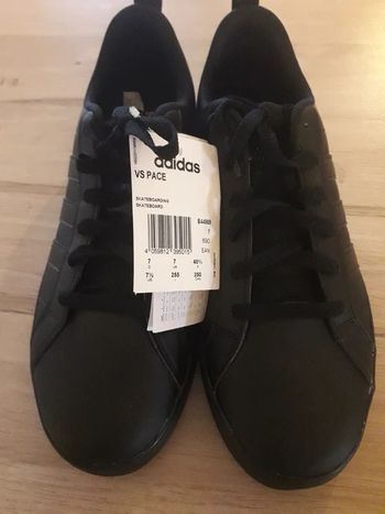 Chaussure adidas homme taille 40,5, neuve