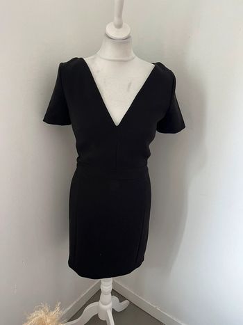 Robe noire col en V cintrée Bash S