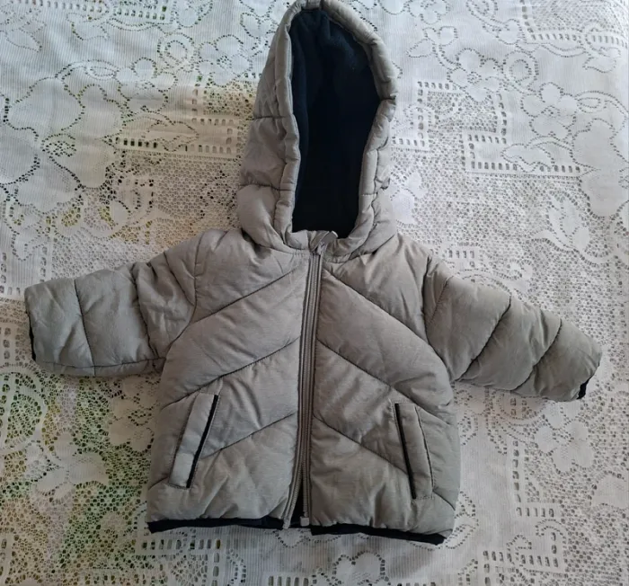 Doudoune grise enfant- chaude et légère pour l'hiver, kiabi, en très bon état, taille 6 mois
