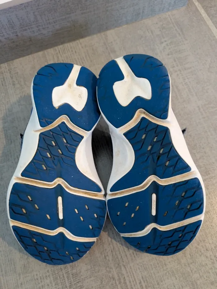 Baskets à scratch flexibles et légères Decathlon taille 29 - photo numéro 3