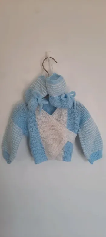Brassière et chaussons naissance faits main