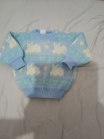 Pull bleu clair et multicolore