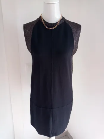 Magnifique robe noire habillée avec doré brillant col et épaules T.M Pull&Bear