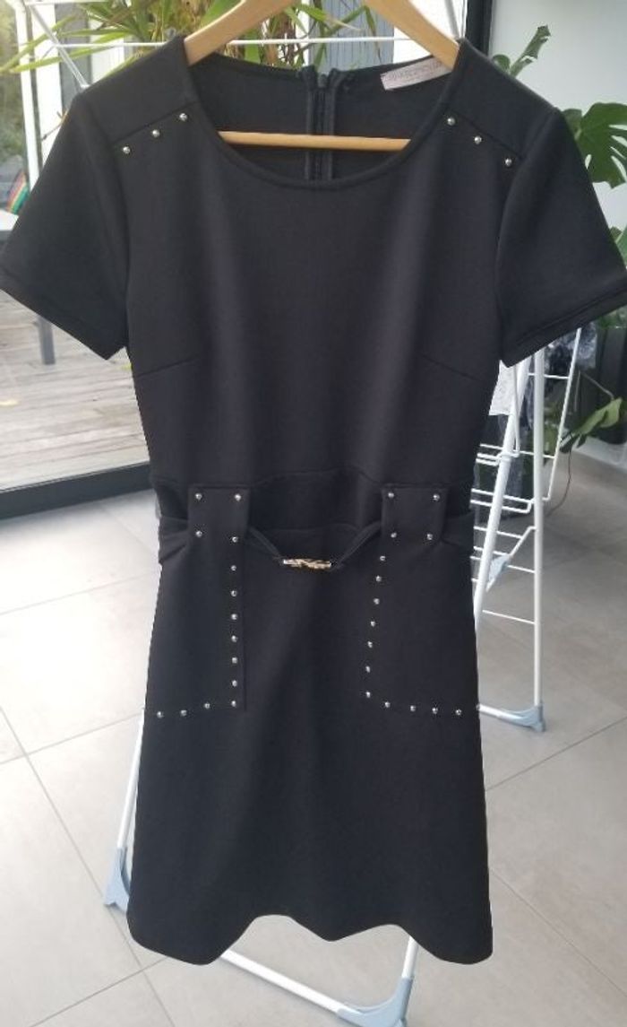 Robe noire manches courtes Rinascimento