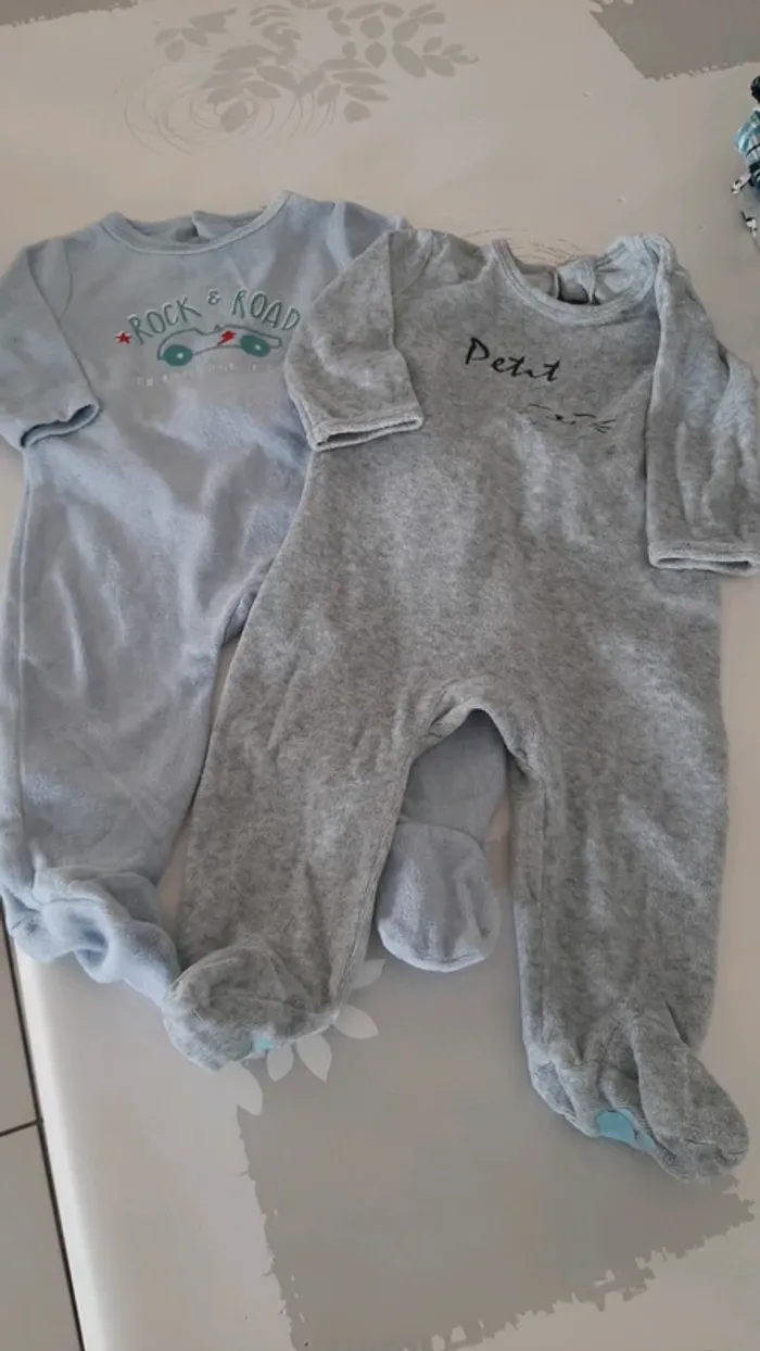 2 Pyjamas