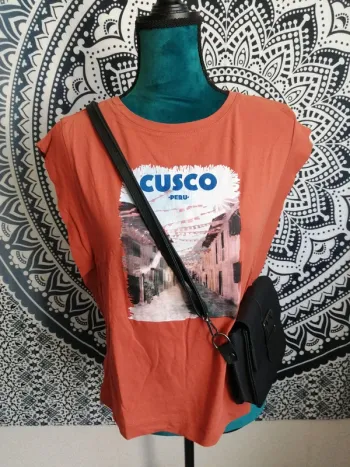 Tee-shirt rouille épaules larges effet épaulettes avec photo cusco peru / gémo / (M)