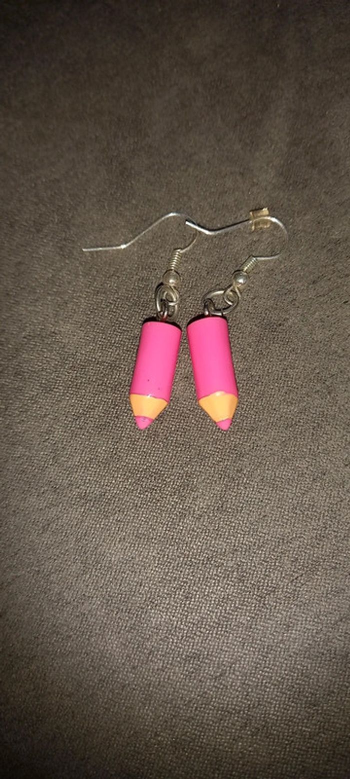 Boucle d'oreille crayon