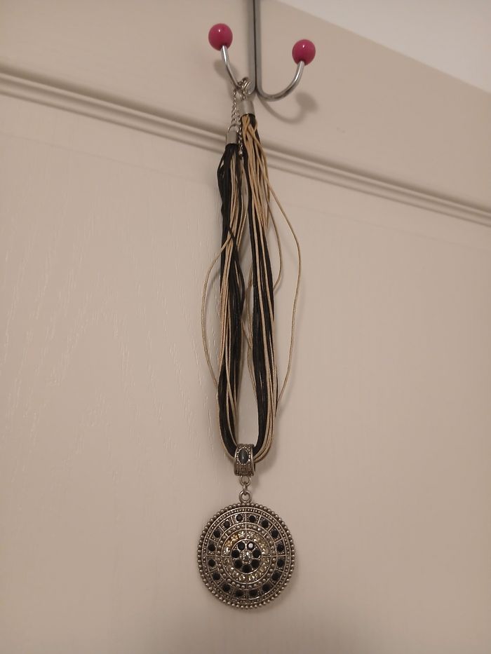 Collier fantaisie à lacets