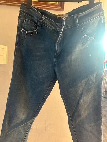 Jeans bleu clouté aux poches