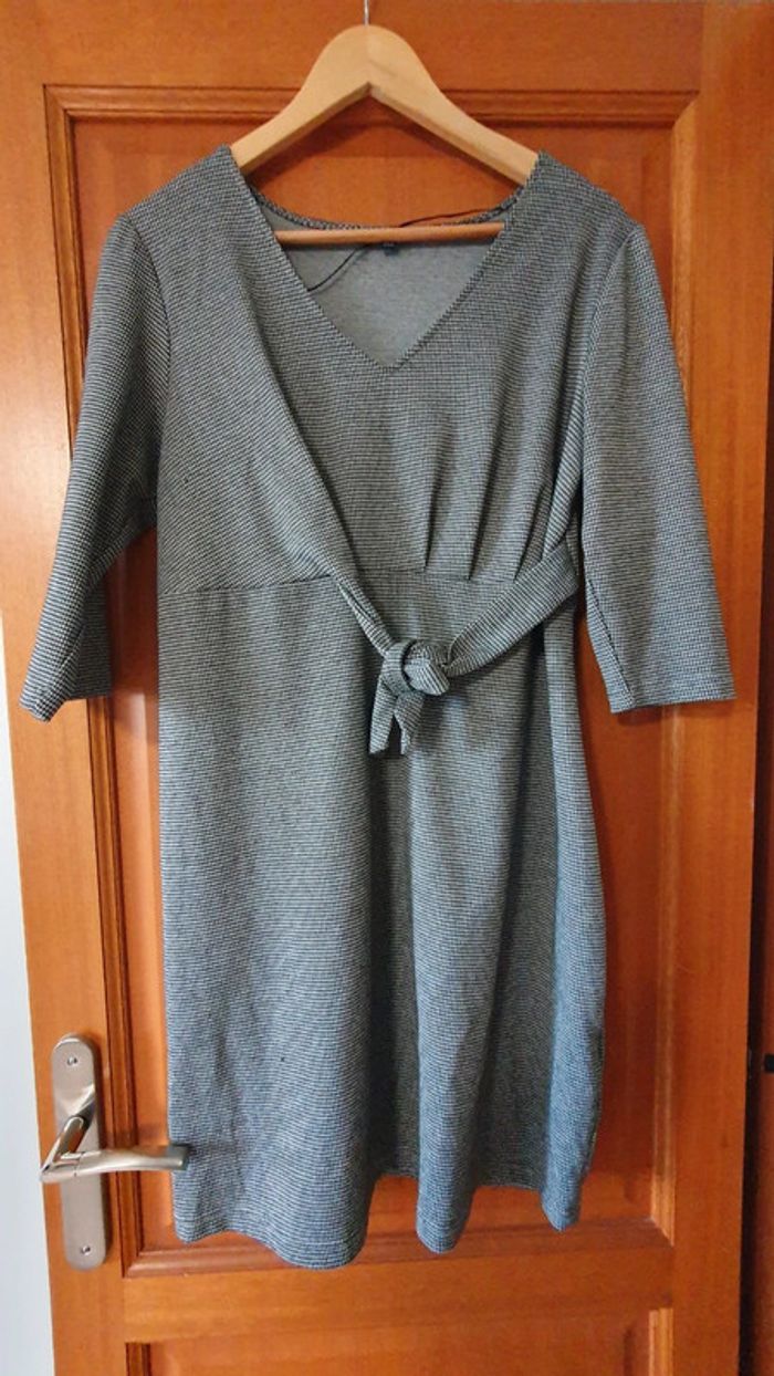 Robe cintrée neuve