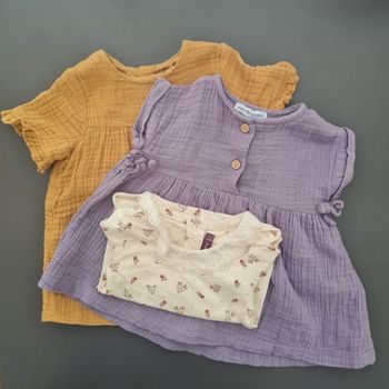 Lot de 2 robes et un bodies ml en 3 mois .