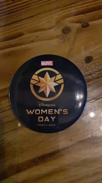 Pins journée de la femme Disney