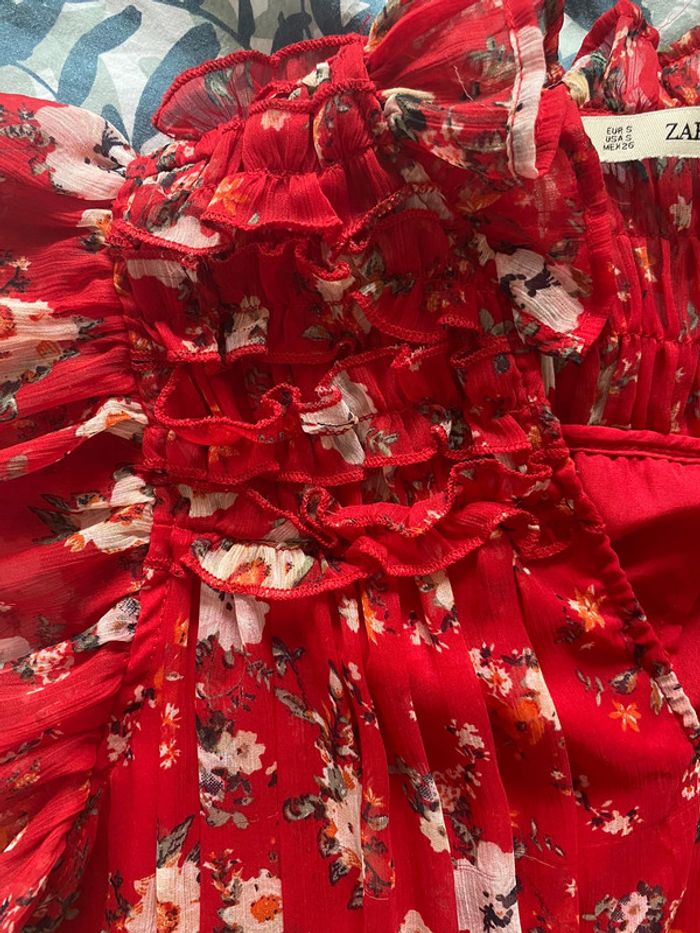 Robe rouge fleurie Zara - photo numéro 4