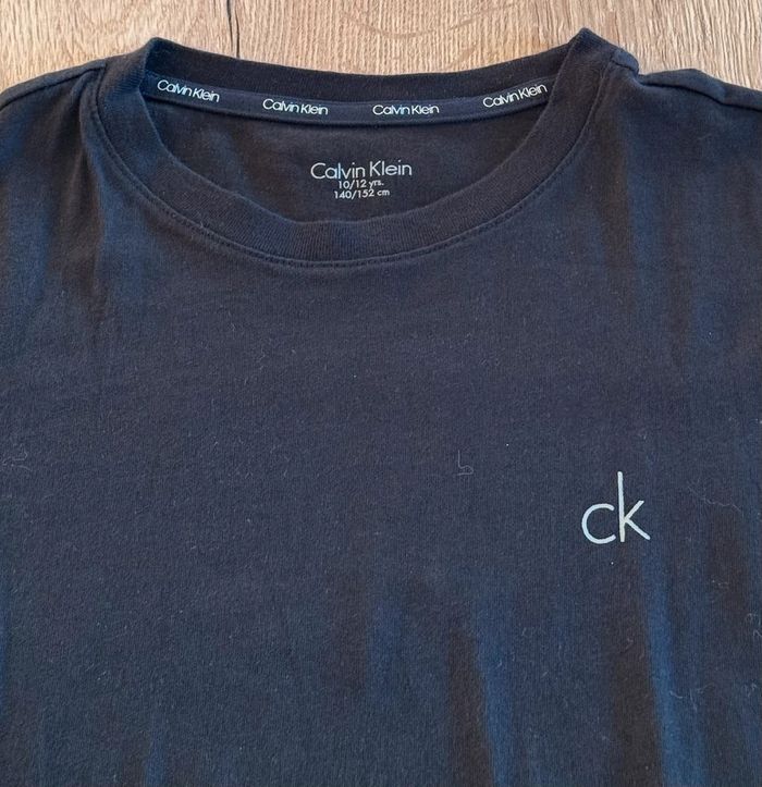 Tee shirt Calvin Klein taille 10-12 ans comme neuf - photo numéro 2