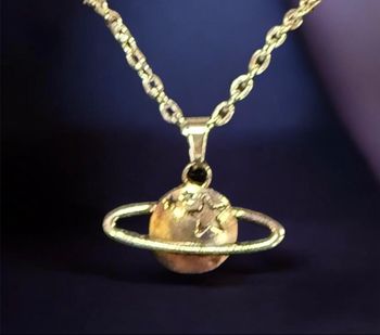 Collier avec pendentif planète