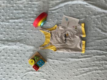 salopette short gris et jaune poche devant 12 mois sucre d'orge pressions entre les jambes