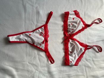 Ensemble lingerie blanche et coeur rouge 