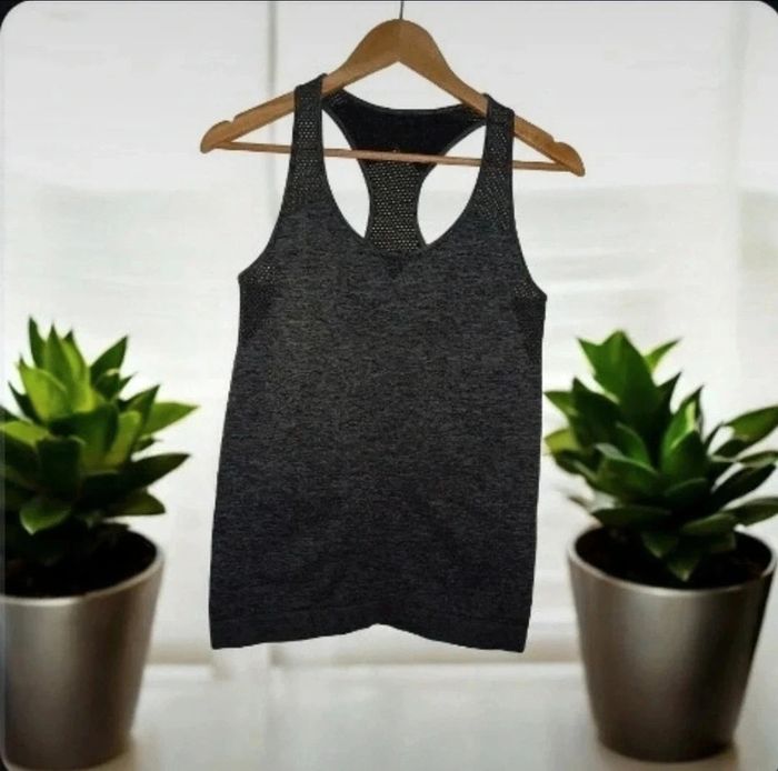 Débardeur sportif avec trous d'aération
Taille eur: M 40/42, fr: L 42/44 neuf jamais porté.