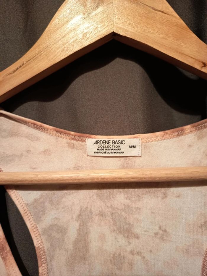 Débardeur femme. Marque Ardene basic . Taille M . Matière très douce , polyester et elasthane. - photo numéro 2