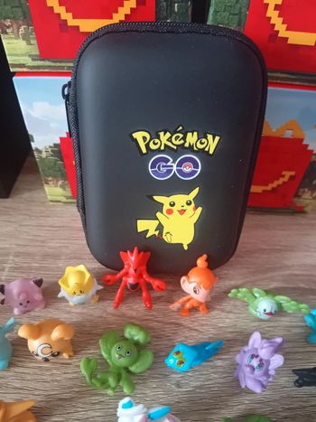 Lot thème pokemon 1 pochette, 24 minis figurines + 2 stylos neufs