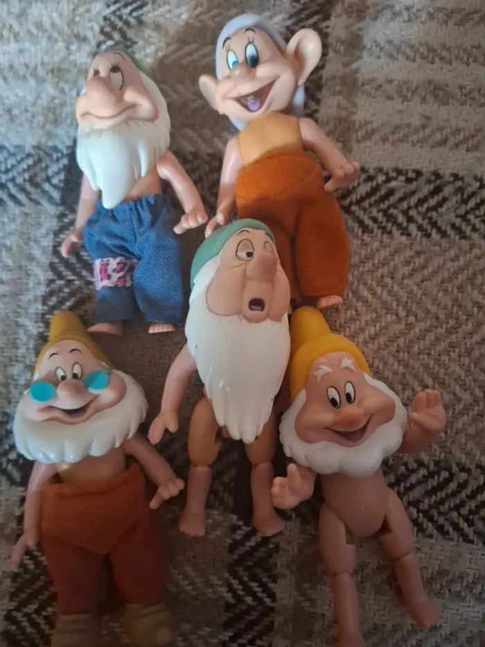 Lot de 5 nains. Blanche neige et les sept nains - photo numéro 3