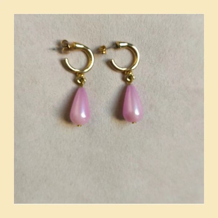 Boucles d’oreilles créoles dorées & goutte rose nacrée - photo numéro 5