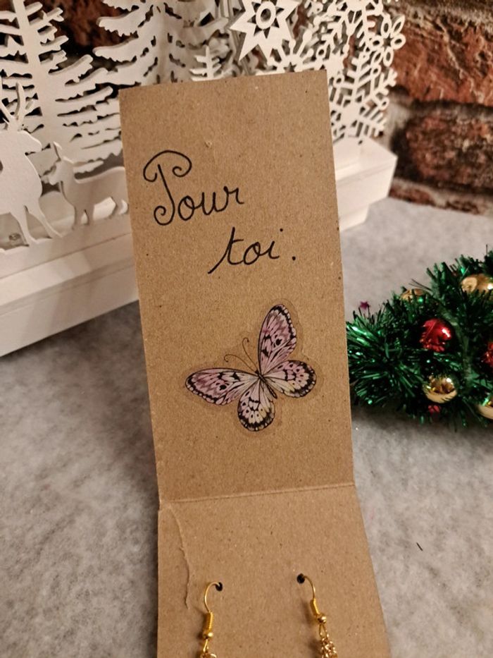 Boucles d'oreilles pendante en résine Marguerite - photo numéro 3