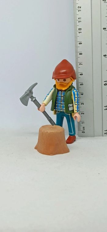 Homme bûcheron avec pioche et souche d'arbre playmobil