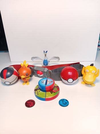 Lot figurines ceinture, pokeballs et accessoires vintage Pokemon 
Taille 13,5cm pour la plus grande figurines 