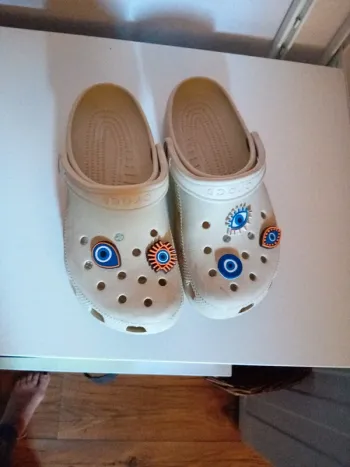 Crocs beige avec pins 38/39