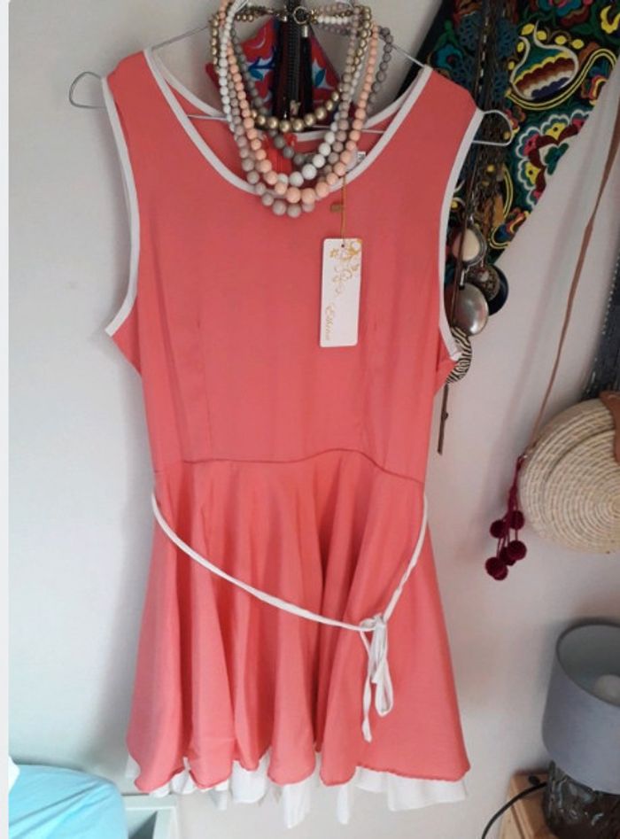 Pour vos cadeaux de fin d'année. Robe neuve étiquetée