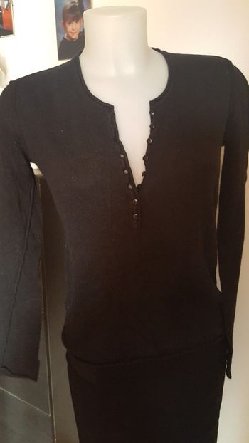 Pull noir léger, col v fermé par des petits boutons, taille s