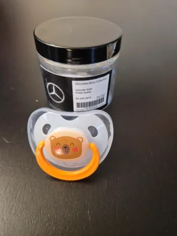 Sucette Mercedes-Benz neuve emballée