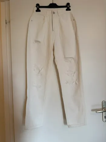 Jean mom troué blanc en très bon état taille 34 Shein