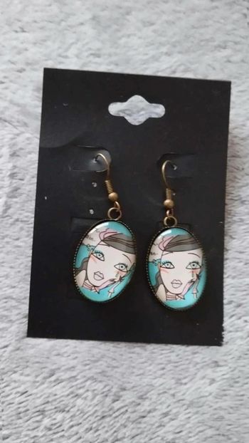 Boucles  d'oreilles motif visage  bleu et rose