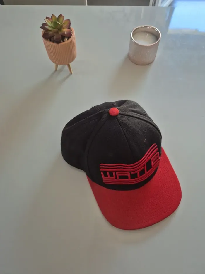 Casquette WATI B noire et rouge