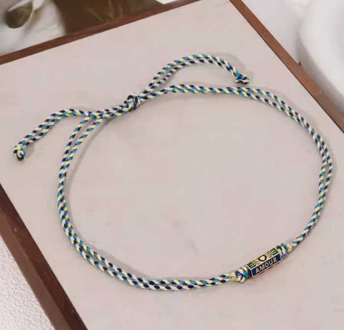 Collier ajustable coloré avec pendentif “Amour”