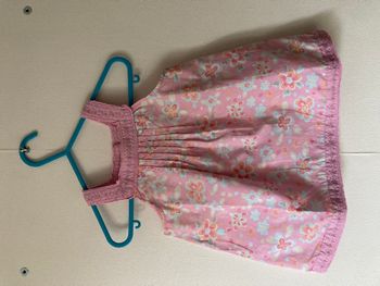 blouse sans manche fleuri encolure brodée taille 12/18 mois