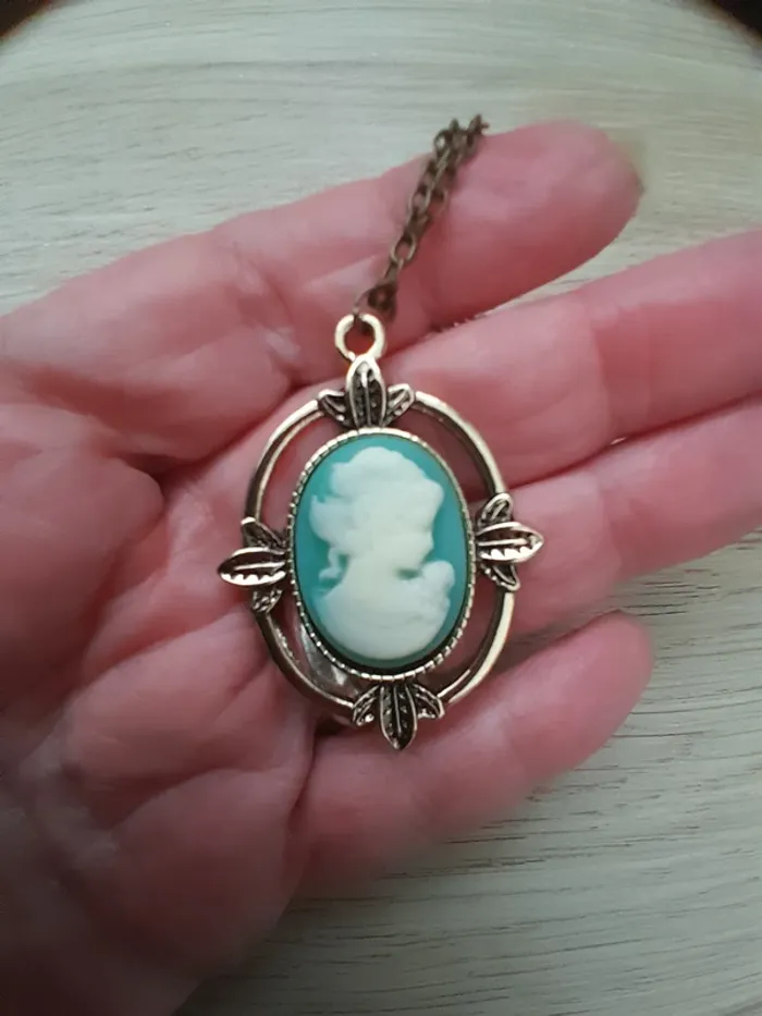 Collier camée Katherine 1864, dans Vampire diaries - photo numéro 5