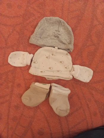 Lot 8 pièces naissance bonnets chaussettes gants coton
