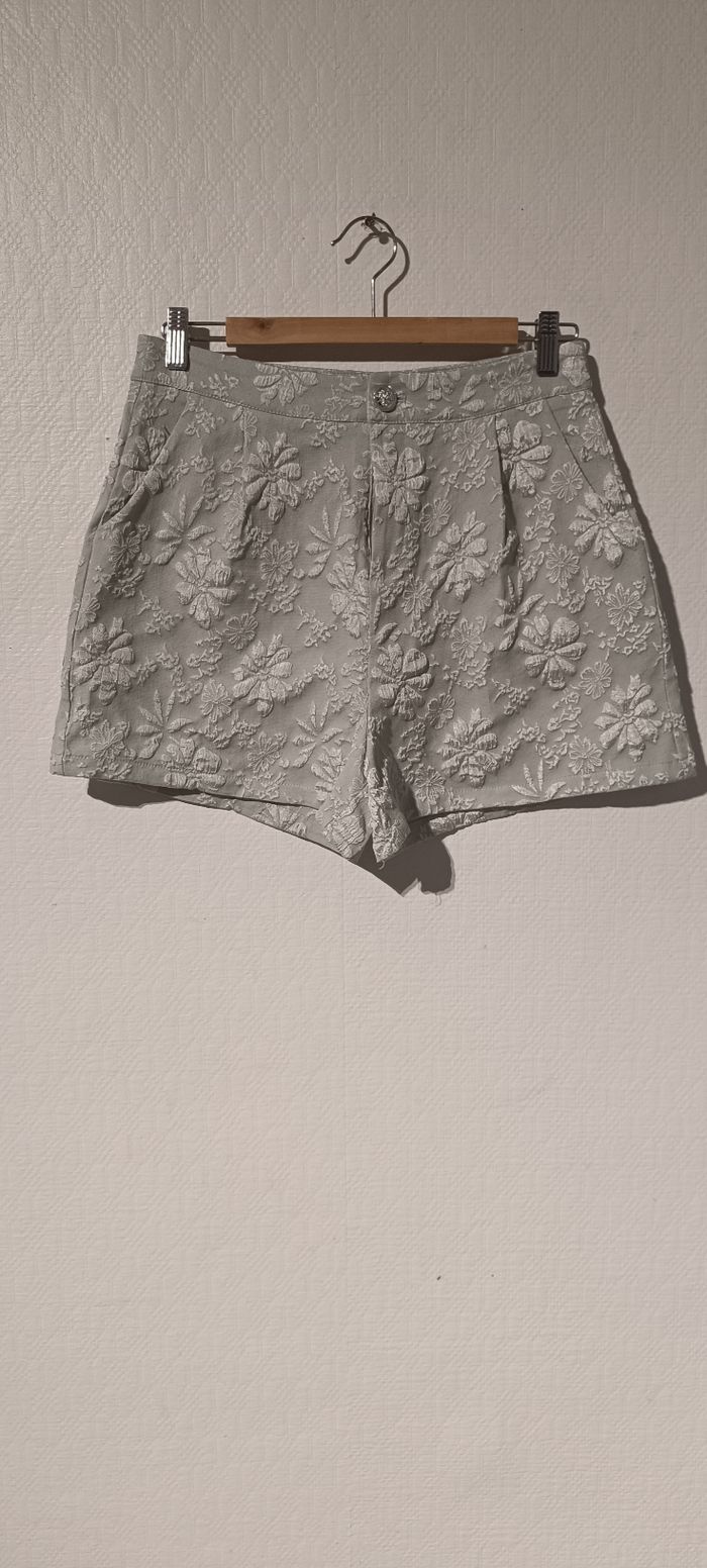 Short brodé fleuri texturé – couleur gris perle – Taille M